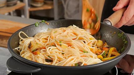Спагети със зеленчуков сос