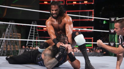 Roman Reigns stumbles against Jinder Mahal due to an unlikely attacker: WWE Money in the Bank 2018 (WWE Network Exclusiv