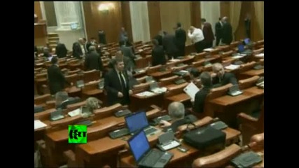 Човекът скочил от терасата на парламента във Румъния 