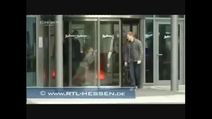 Джъстин Бийбър се блъска в стъклена врата