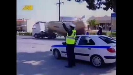 Моторист се шегува с полицай