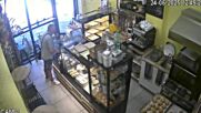 Полицията издирва мъж, задигнал пари от търговски обект в централната градска част на Пловдив
