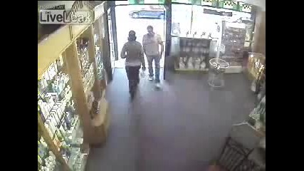 Охранител пребива крадец в магазин