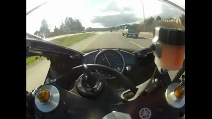 Моторист хвърчи с 300 км/ч по натоварена магистрала