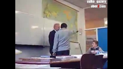 Ученик води учител при директора 