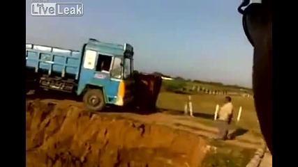 Камион се преобръща в изкоп