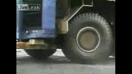 Най - Големия Камион В Света - Terex Titan!!!