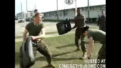 Тренират жени в Us морска пехота с лютив спрей