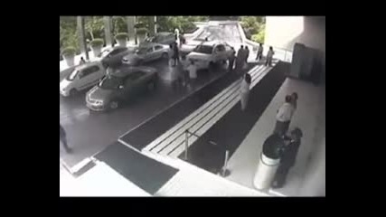 Тъпанар изпотроши Lamborghini Gallardo пред входа на някакъв хотел в Делхи и за малко не уби хората!