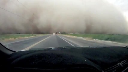 Каране срещу огромна пясъчна буря