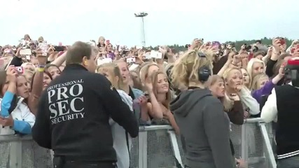 Justin Bieber sings and the Bieber fans just screams louder lol