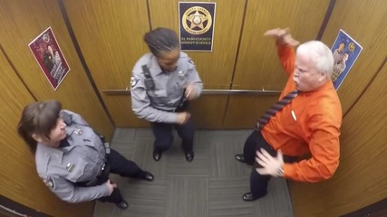 Как се забавляват полицаите в Колорадо, заснети със скрита камера в асансьора!