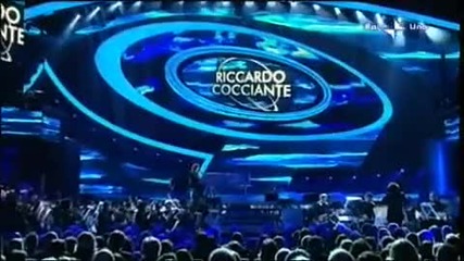 В синята безпределност (летя) –– Рикардо Кочианте пее като гост на Сан Ремо 2010 (превод) 