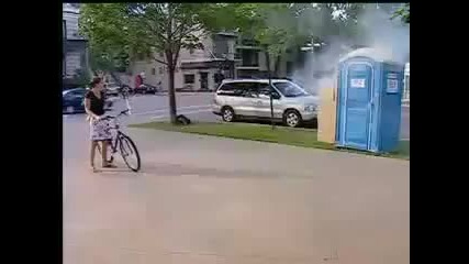 Скрита камера - гърмяща тоалетна