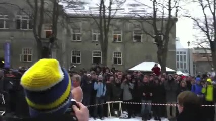Скачане от високо в малък басейн 