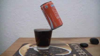 балансиране на кутийка от Кока-кола на ръба на чаша