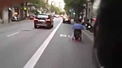 Мъж в инвалидна количка "лети" между колите