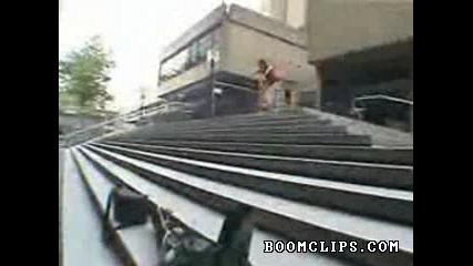 Някакъв Глупак Се Прибива Жестоко *Смях*