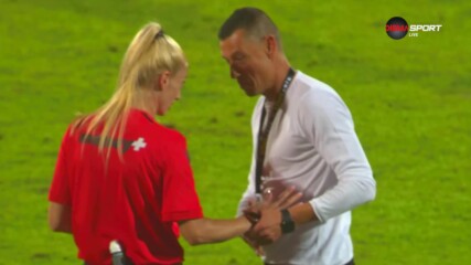 Александър Томаш в спор със съдията за отсъдено нарушение срещу Локомотив Пловдив