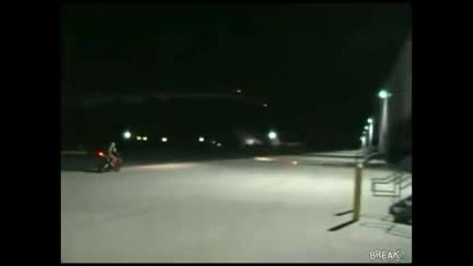 Пич изтрелва фойерверки от мотора си 