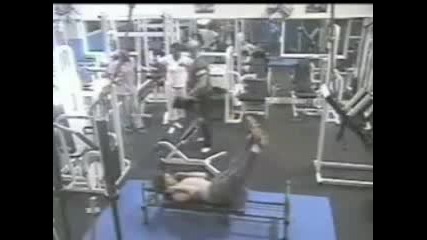 Жена си чупи кърбъ със фитнес уред много