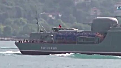 Руският ескадрен миноносец „ Питливий " преплава невъзмутимо Босфора