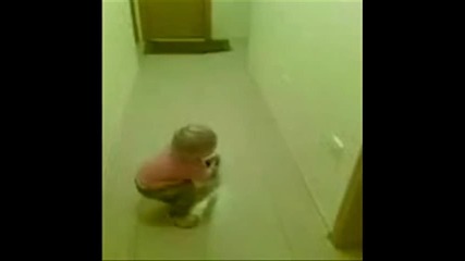 Малко дете пада..