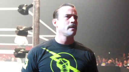 Cm Punk храни фен на house show