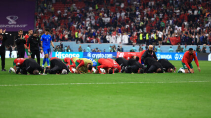Поклон до земята от футболистите към феновете на Мароко
