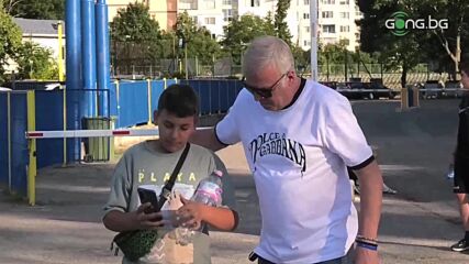 Фенове поздравяват и се снимат за спомен с Наско Сираков преди тренировката на Левски