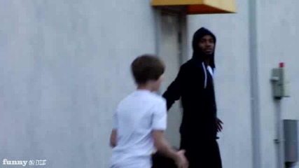 Justin Bieber играе баскетбол