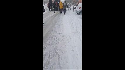 Снежен хаос във Варна: Ученици бутат автобус, мъж кара ски по тротоара