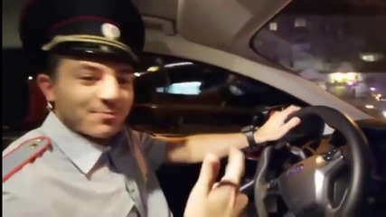 Човек облечен като Руски полицай ,слуша песен против полицията