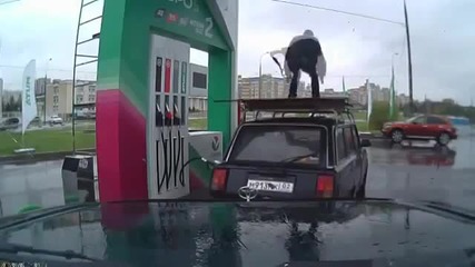 Забавен руски бензинджия