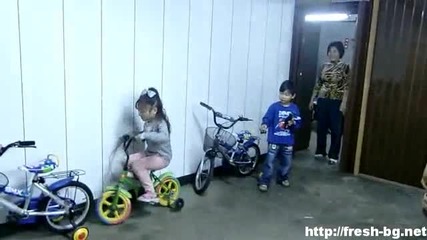 Момиченце кара колело 