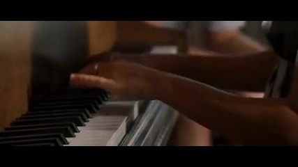 Майли Сайръс свири на пиано в The Last Song