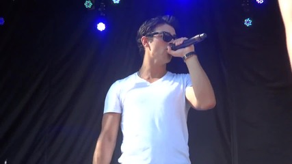 Joe Jonas прави кавър на Beautiful People наживо от Ванкувър