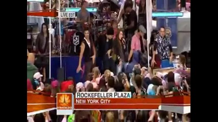 Miley Cyrus - Party In The Usa - Live Today Show