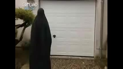 Първата забулена жена шофьор 