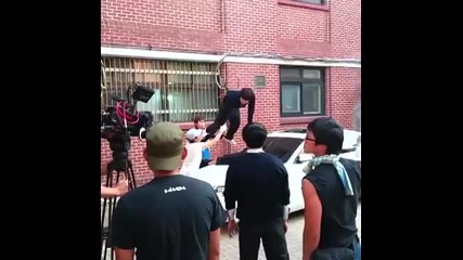15.06.2014г. High School Love On Filming - Woohyun прави сцената с падането на колата