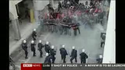 Greece Hooligans Attack Police !!!