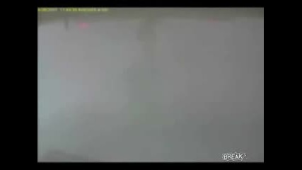 Какво става , когато жена натиска по погрешка авариен бутон на бензиностанция.