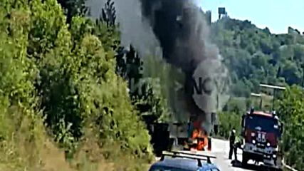 Кола горя на пътя за Кюстендил