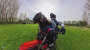 Световен шампион по мотокрос изпълни опасна каскада с майка си