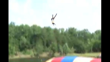 Як начин за катапултиране на човек в вода !