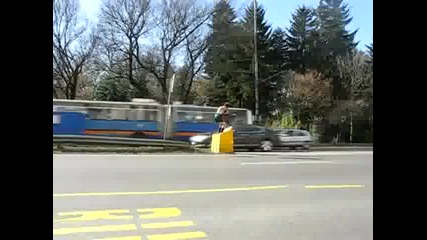 Гол чичко танцува на Цариградско шосе ! Смях ! 