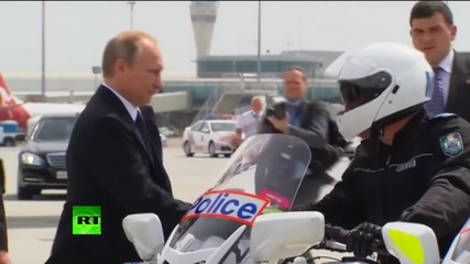 Путин се здрависва с австралийски моторизирани полицаи след срещата на Г20