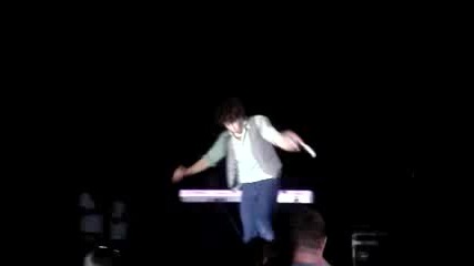 Ник Джонас и очарователното му движение на сцената [h