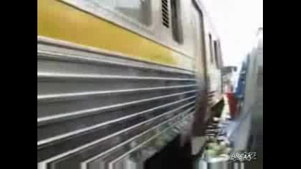 Влак Минава През Пазар В Банкок!!