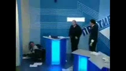 Тв предаване гостите и водещите започват да се бият като подивели смех